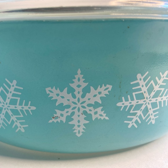 Vintage Pyrex Turquoise Snowflake 1 1/2 Quart Casserole Dish with Original Lid - Picture 4 of 11